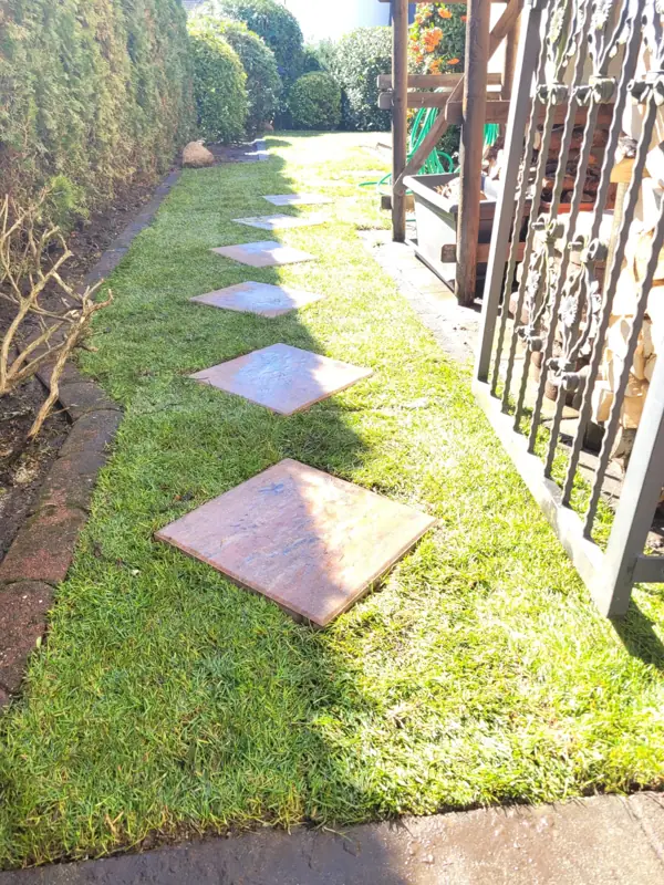 Derselbe Gartenweg in Essen-Kettwig nachher: neuer Rollrasen mit Trittplatten